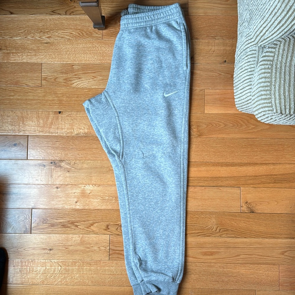 Men’s Nike grey jogger sweatpants - size large